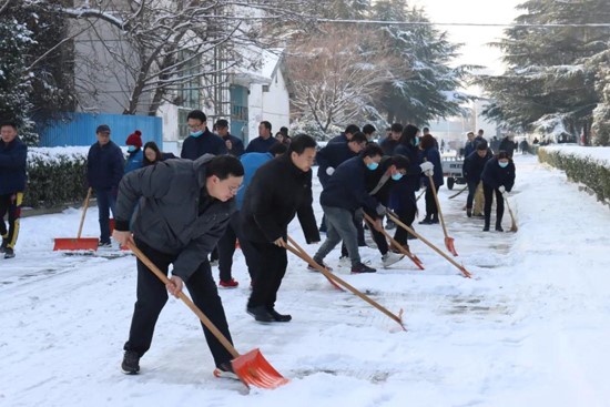 中國(guó)船舶風(fēng)帆公司積極組織掃雪，確保員工出行安全